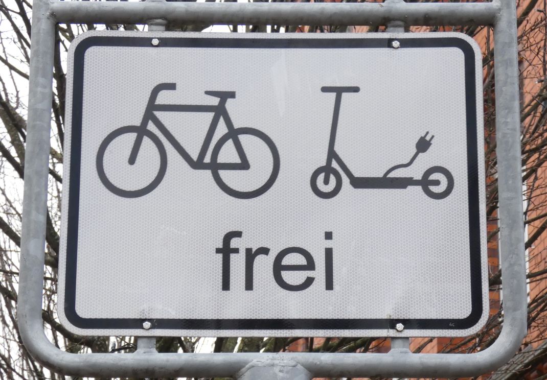 Fahrradfahrer und E-Roller sind in der Fußgängerzone frei
